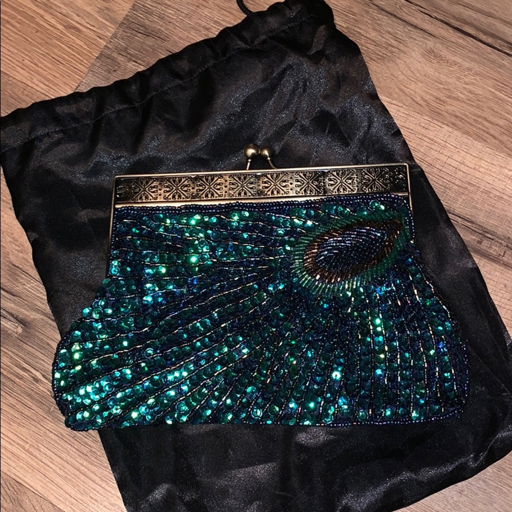 Peacock clutch